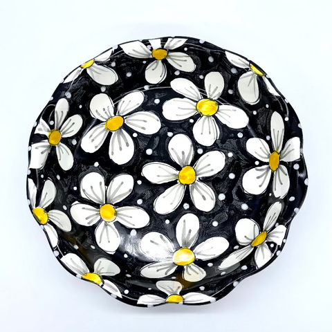 Black and White Daisy Pie Baker