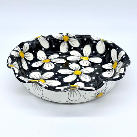 Black and White Daisy Pie Baker